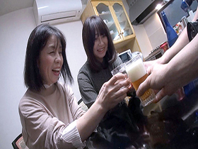 お泊まりＷ不倫～再会した熟女妻たちと貸別荘の旅～Ｓｉｄｅ．Ａ＆Ｂ ＲＥ：ＭＩＸ　サンプル画像03